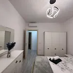 Modern 2br Near Ring & Main Road Access 地拉那