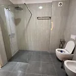 Modern 2br Near Ring & Main Road Access 地拉那