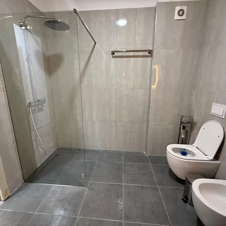 Modern 2br Near Ring & Main Road Access Τίρανα